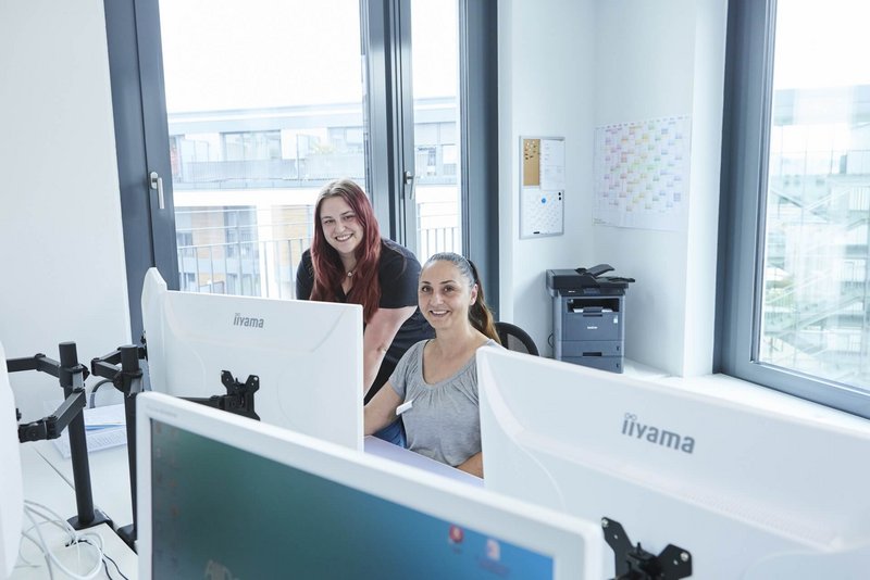 ZMVs besprechen sich an ihrem Schreibtisch 