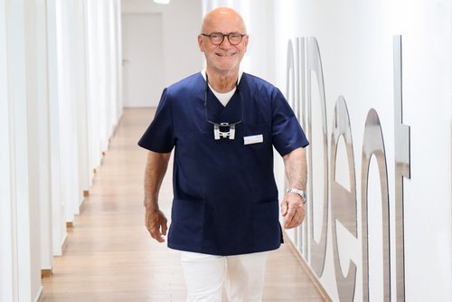 Dr. Wolfgang Bolz läuft Gang entlang auf Kamera zu