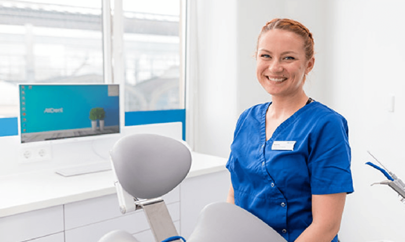 ZMP sitzt in ihrem Behandlungszimmer und lacht in die Kamera