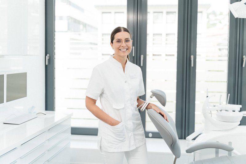 Medizinische Regionalleitung Aylin Schiering steht im Behandlungsraum