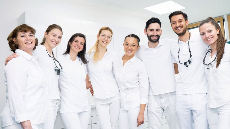 Team von Zahnärzten im Behandlungsraum 