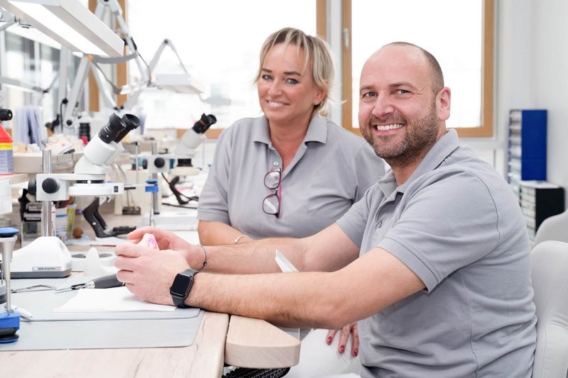 Zwei Zahntechniker an ihrem Arbeitsplatz