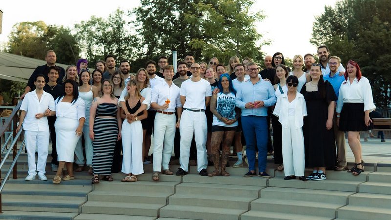 Teamfoto auf einer Terrasse beim Sommerfest in Leipzig