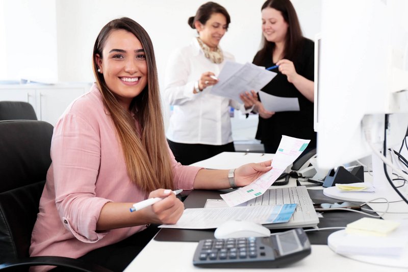 ZMV sitzt am Schreibtisch und arbeitet an einem Fall