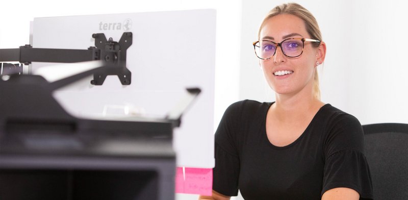 ZMV sitzt an ihrem PC 