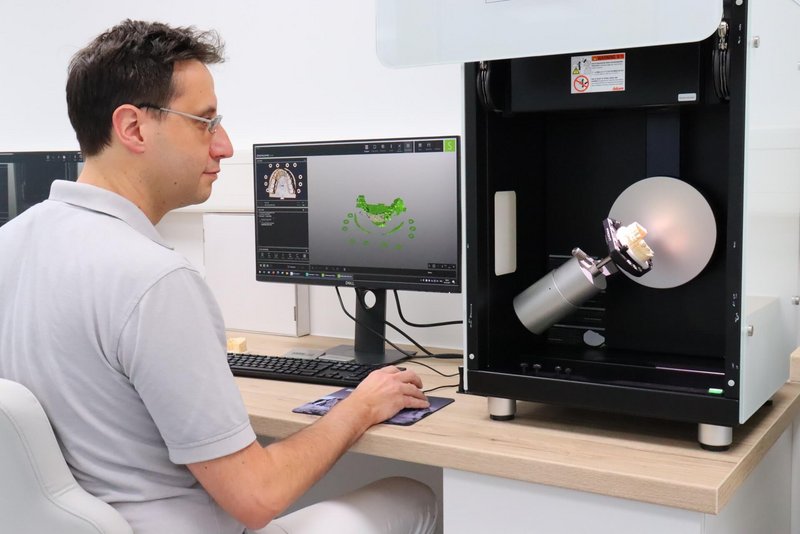 Zahntechniker arbeitet am 3D-Drucker 