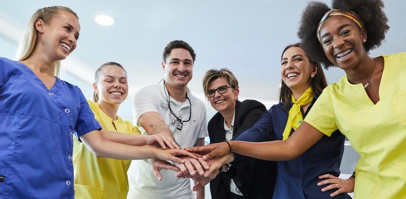 Team AllDent mit PZR, Assistenz, Empfang, Klinikmanagement und Ärzten