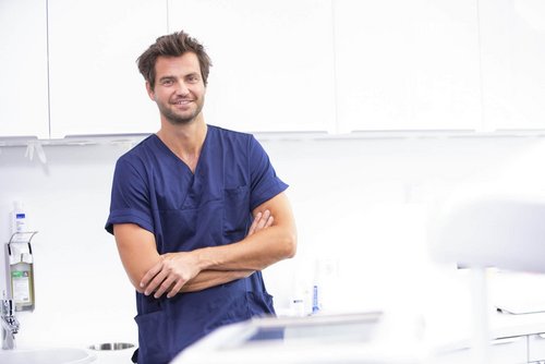 Zahnarzt Sidney Junghans im Behandlungszimmer sitzend 