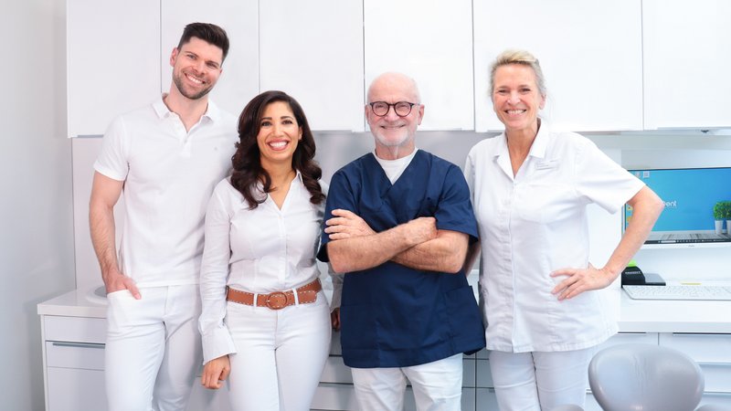 Zahnarztteam in modernem Behandlungszimmer