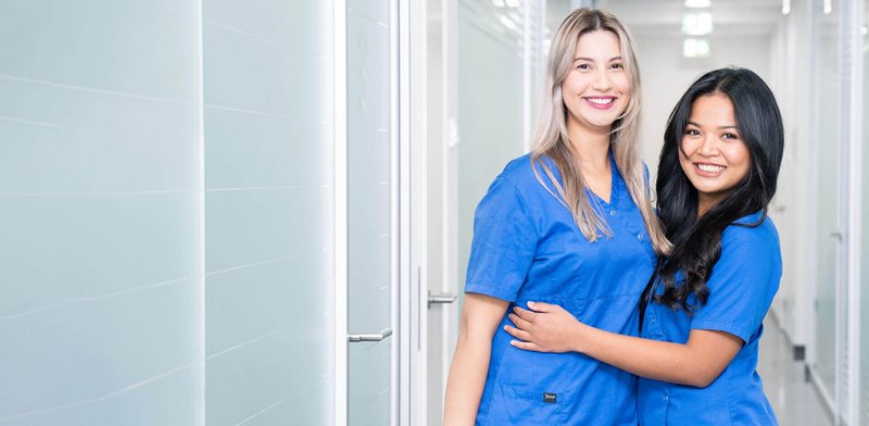 Zwei ZMP-Kolleginnen nehmen sich im Praxisgang in den Arm