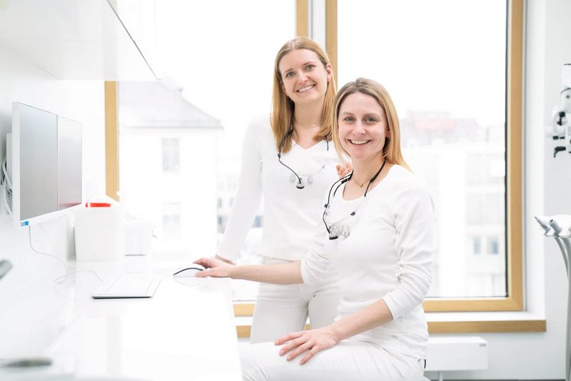 Zahnarzt Kolleginnen im Behandlungszimmer am PC