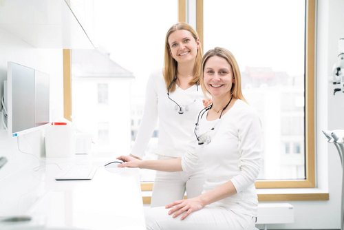 Zahnarzt Kolleginnen im Behandlungszimmer am PC
