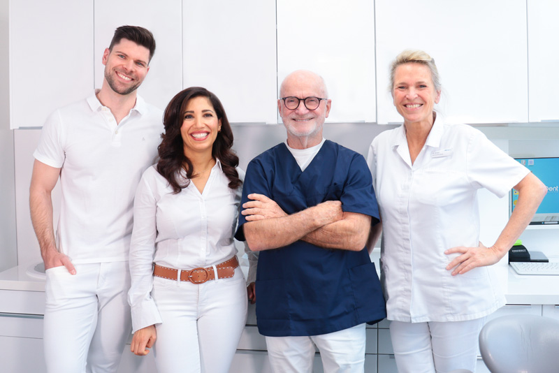 Zahnarztteam in modernem Behandlungszimmer