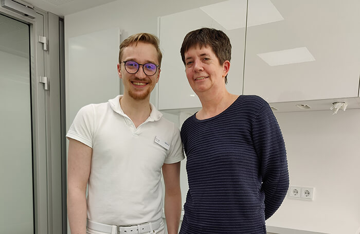 Arzt und glückliche Patientin