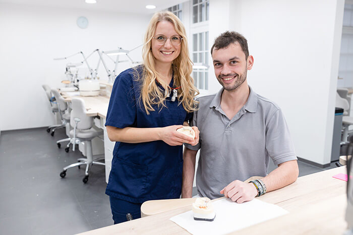 Zahnärztin und Zahntechniker arbeiten zusammen an einem Fall