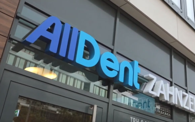 Logo AllDent auf Gebäudefassade