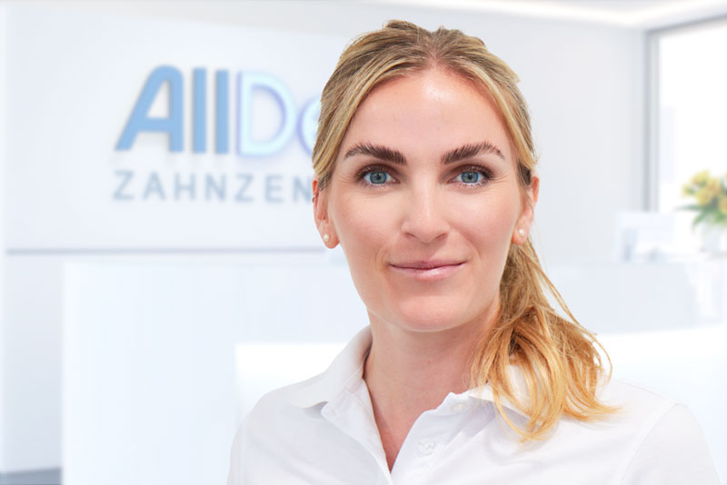 Portrait Julia Schmidt, Oberärztin AllDent Berlin