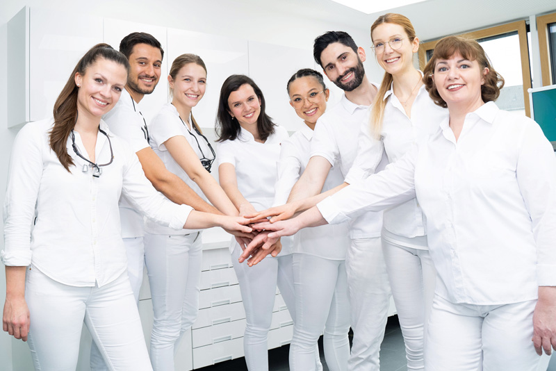 Gruppenbild mit Zahnärzten