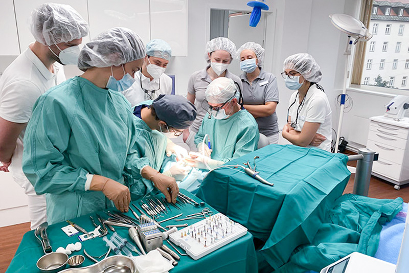 Einblick in eine OP mit VBAs, die den Eingriff beobachten