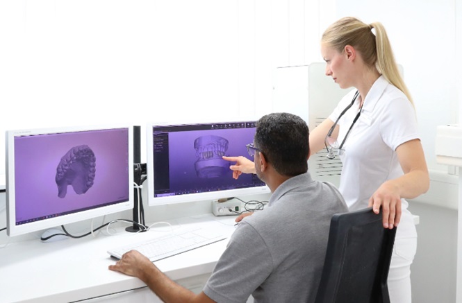 Beratung zwischen Zahntechniker und Zahnärztin