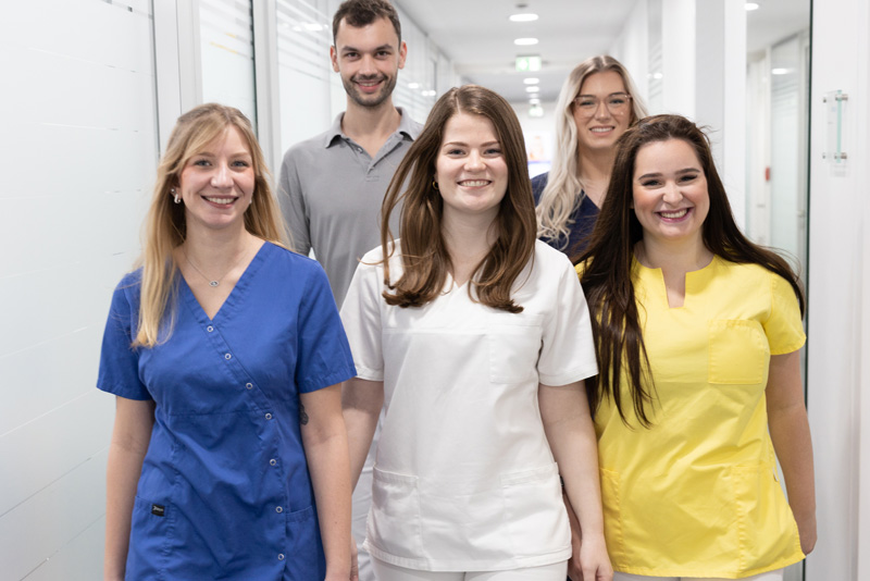 Team in Leipzig läuft den Gang entlang auf die Kamera zu